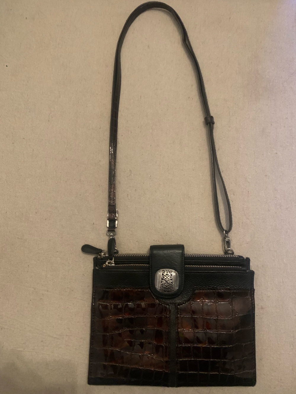 Brighton 9x6.5Sm travel purse in Blk pebble leather & croc look patent